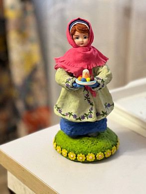 В Иванове соцработник делает из ваты кукол и дарит их детям